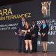 El alcalde entrega el premio a la gimnasta Sara Marín 