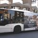 Uno de los buses con un panel de la campaña