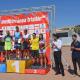 El alclade Luis Barcala y el pte. de la Federación de Triatlón, Valeriano Moreno, entregan los trofeos a los vencedores absolutos de hoy