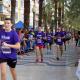 Corredores populares con la camiseta de color morado característica de esta prueba 