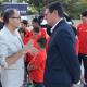 José Luis Berenguer dialoga con un miembro del Atlético de Madrid en un pasado acto sobre deporte base en Alicante