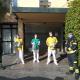 Los bomberos en una de las entregas de las batas y pantallas protectoras que han fabricado