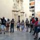 Uno de los creadores explica las fotos colgadas en los balcones del Maca, en la plaza de Santa María