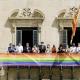 Pancarta LGTBI en el balcón del consistorio que lucirá hasta el próximo domingo 26