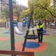 Policía local cerrando con cintas un área infantil de la ciudad