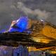 El Castillo de Santa Bárbara iluminado con los colores de la bandera de Ucrania