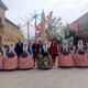 La Bellea del Foc y sus Damas junto al concejal de Fiestas frente a la Hoguera plantada en la Plaza del Pilar