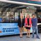 La concejala de Comercio, Lidia López junto al logotipo del Mercado en los autobuses