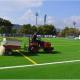 Cambio del césped artificial de uno de los campos de fútbol municipales