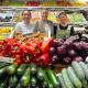 La concejala de Comercio, Lidia López y la chef Rocío Riquelme en un puesto del Mercado Central