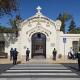 Policías locales en la entrada principal del Cementerio "Nuestra Señora del Remedio"