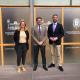 Luis Barcala, alcalde de Alicante, Mari Carmen de España, y David Hennergerger, director de la Fundación Friedrich Naumann en Madrid.