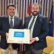 El alcalde de Alicante, Luis Barcala junto con el director de Espirituosos España, Bosco Torremocha durante la firma 