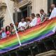 Imagen del despliegue de la pancarta en el Ayuntamiento de Alicante 