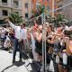 El alcalde, Luis Barcala, haciéndose una foto con ciudadanos alicantinos