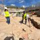 La concejala de Cultura en el solar en proceso de excavación