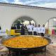 La concejala de Turismo y la chef María José San Román con una paella gigante