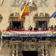 Despliegue de la pancarta LGTBI en el Ayuntamiento