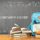 Imagen de pizarra, libros, manzana y mochila escolar