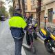 Imagen de un Policía Local informando a un ciudadano del correcto uso del vehículos de movilidad personal (VMP)