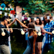 Personas disfrutando de una fiesta al aire libre