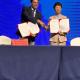 Imagen del alcalde de Alicante, Luis Barcala, con el convenio firmado con su homóloga de la ciudad china, Kong Fanping