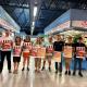 Imagen de la concejala de Mercados, Lidia López, junto a los comerciantes presentanco el Mercat Fest de Babel