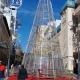 Imagen de las luces de Navidad del gran árbol en la avenida de la Constitución