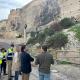 Imagen del alcalde en la  visita a  las obras de emergencia que se ejecutan en la ladera nordeste del monte Benacantil 