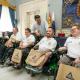 Imagen del alcalde de Alicante, Luis Barcala, junto al al equipo alicantino Xaloc Powerchair, de fútbol en silla motorizada