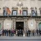 Imagen del minuto de silencia en la puerta del Ayuntamiento de Alicante en homenaje a las víctimas de la tragedia ferroviaria de Adamuz