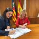 Imagen de la firma del convenio entre concejala de Hacienda, Nayma Beldjilali, y la presidenta del COGAA, María Teresa Vila