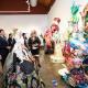 Imagen del alcalde de Alicante, Luis Barcala, y las Belleas del Foc 2026 visitando la exposición de ninots