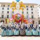 Imagen del alcalde de Alicante, Luis Barcala, con las Belleas  del Foc y sus damas en la plaza del Ayuntamiento de Alicante