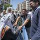 Imagen del alcalde de Alicante, Luis barcala, y las belleas del Fac en la quinta mascletà