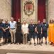 Imagen de la  la concejala de Turismo, Ana Poquet, y la presidenta de APSA, Nito Manero, junto a los trabajadores contratados en el Castillo