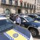 Imagen del alcalde de Alicante, Luis Barcala, en la plaza del Ayuntamiento con la nueva flota de vehículos de la Policía Local de 27 coches patru...