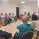 Imagen de la la concejala de Mayores, Begoña León, en una reunión con mayores