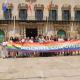 Imagen de Miembros de la Corporación y representantes de las asociaciones Alicante Entiende, Fundación de Mar a Mar y Entendemos LGTBI han desple...