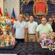Imagen del alcalde de Alicante, Luis Barcala, junto con los bocetos y los artistas de las Hogueras Oficiales del 2026