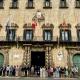 Imagen del minuto de silencio convocado en la puerta del Ayuntamiento de Alicante