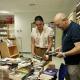Imagen de la concejala de Cultura, Nayma Beldjilali, con la donación de libros en una biblioteca municipal de Alicante