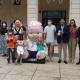 Imagen del alcalde de Alicante, Luis Barcala, en la plaza del Ayuntamiento con el acto de la exposición de ‘Baby Pelones’ gigantes instalada e...