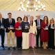 Imagen del alcalde de Alicante, Luis Barcala, con la distinción de la Asociación de Empresarias, Profesionales y Directivas de la Provincia de Al...