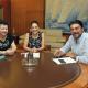 El alcalde junto a la presidenta y la secretaria de APAMM