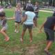Niños y niñas, con juegos tradicionales en uno de los parques alicantinos