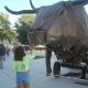 En la imagen, una de las esculturas gigantes de Carros de Foc que se exhibe en Cigarreras